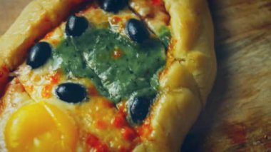 Üç çeşit pides. Yumurtalı vejetaryen pide ve salamlı pide. 4k video.