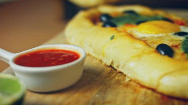 Üç çeşit pides. Yumurtalı vejetaryen pide ve salamlı pide. 4k video.
