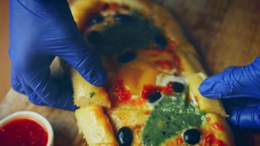 Üç çeşit pides. Yumurtalı vejetaryen pide ve salamlı pide. 4k video.