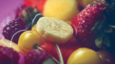 Size karpuz sepetinde yaratıcı meyve salatası sunmaktan mutluluk duyarız. Özel etkinliğiniz için güzel ve renkli bir süsleme. Ev koşullarında büyük bir coşku ve aşkla yapıldı..