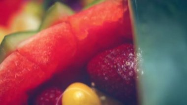 Size karpuz sepetinde yaratıcı meyve salatası sunmaktan mutluluk duyarız. Özel etkinliğiniz için güzel ve renkli bir süsleme. Ev koşullarında büyük bir coşku ve aşkla yapıldı..