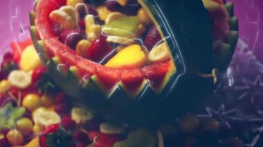 Size karpuz sepetinde yaratıcı meyve salatası sunmaktan mutluluk duyarız. Özel etkinliğiniz için güzel ve renkli bir süsleme. Ev koşullarında büyük bir coşku ve aşkla yapıldı..