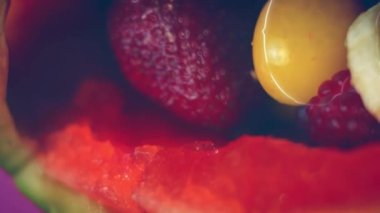 Size karpuz sepetinde yaratıcı meyve salatası sunmaktan mutluluk duyarız. Özel etkinliğiniz için güzel ve renkli bir süsleme. Ev koşullarında büyük bir coşku ve aşkla yapıldı..