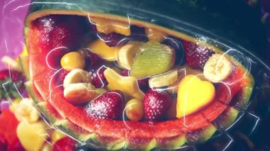 Size karpuz sepetinde yaratıcı meyve salatası sunmaktan mutluluk duyarız. Özel etkinliğiniz için güzel ve renkli bir süsleme. Ev koşullarında büyük bir coşku ve aşkla yapıldı..