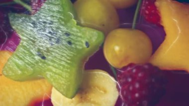 Size karpuz sepetinde yaratıcı meyve salatası sunmaktan mutluluk duyarız. Özel etkinliğiniz için güzel ve renkli bir süsleme. Ev koşullarında büyük bir coşku ve aşkla yapıldı..