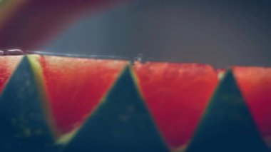 Size karpuz sepetinde yaratıcı meyve salatası sunmaktan mutluluk duyarız. Özel etkinliğiniz için güzel ve renkli bir süsleme. Ev koşullarında büyük bir coşku ve aşkla yapıldı..