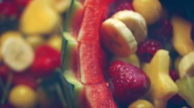 Size karpuz sepetinde yaratıcı meyve salatası sunmaktan mutluluk duyarız. Özel etkinliğiniz için güzel ve renkli bir süsleme. Ev koşullarında büyük bir coşku ve aşkla yapıldı..