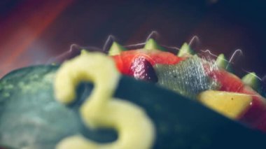 Size karpuz sepetinde yaratıcı meyve salatası sunmaktan mutluluk duyarız. Özel etkinliğiniz için güzel ve renkli bir süsleme. Ev koşullarında büyük bir coşku ve aşkla yapıldı..