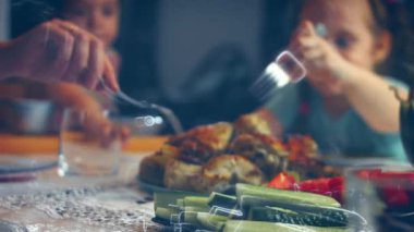 Size karpuz sepetinde yaratıcı meyve salatası sunmaktan mutluluk duyarız. Özel etkinliğiniz için güzel ve renkli bir süsleme. Ev koşullarında büyük bir coşku ve aşkla yapıldı..