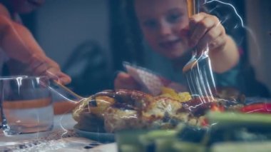 Size karpuz sepetinde yaratıcı meyve salatası sunmaktan mutluluk duyarız. Özel etkinliğiniz için güzel ve renkli bir süsleme. Ev koşullarında büyük bir coşku ve aşkla yapıldı..