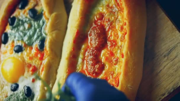 Drie Soorten Pides Vegetarische Pidepide Met Pide Met Salami Video — Stockvideo