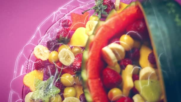 Temos Prazer Apresentar Lhe Uma Salada Frutas Criativas Uma Cesta — Vídeo de Stock