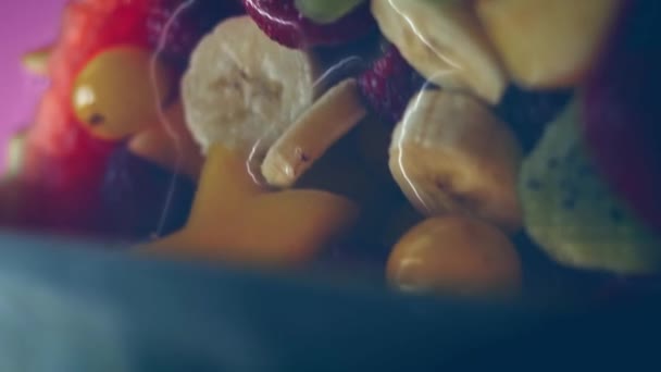 Örömmel Mutatunk Önnek Egy Kreatív Gyümölcssalátát Egy Görögdinnye Kosárban Egy — Stock videók