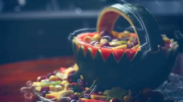 Con Mucho Gusto Presentamos Una Ensalada Creativa Frutas Una Canasta — Vídeo de stock