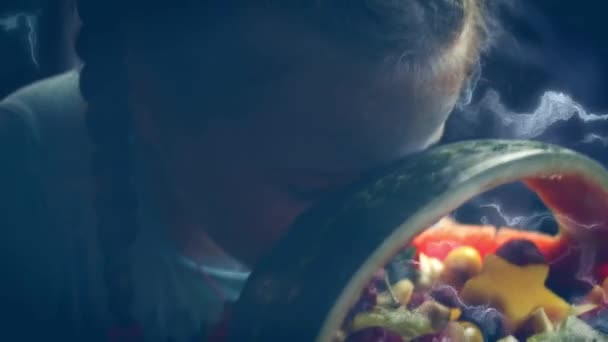 Chętnie Prezentujemy Państwu Kreatywną Sałatkę Owocową Koszyku Arbuzami Piękną Barwną — Wideo stockowe