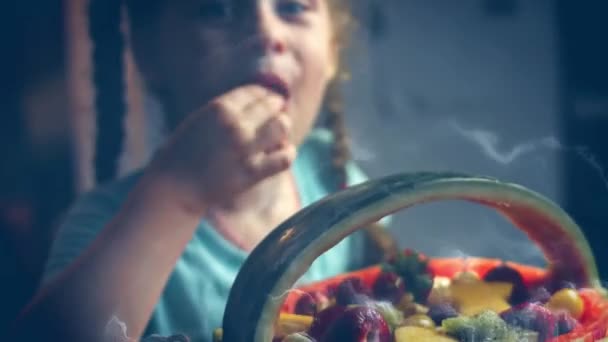 Örömmel Mutatunk Önnek Egy Kreatív Gyümölcssalátát Egy Görögdinnye Kosárban Egy — Stock videók