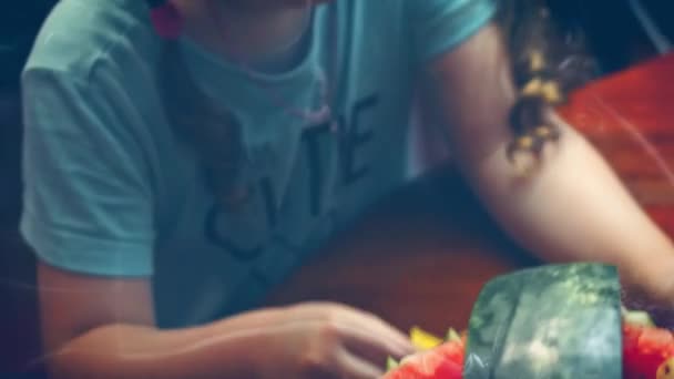 我们很高兴为您献上一个充满创意的水果沙拉和西瓜篮 为您的特别活动献上一个美丽多姿多彩的装饰 它是在家庭生活中充满热情和爱心地制造出来的 — 图库视频影像