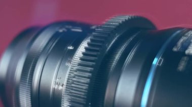 Dijital kameranın odaklama lens. Kameranın Lens. Yakın çekim. Odak fotoğraf makinesi odaklama ve çekim. Profesyonel hizmet için kavramı fotoğraf ya da film yapımcısı ekipman.