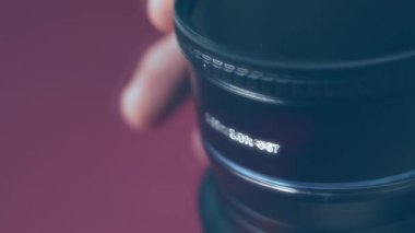 Dijital kameranın odaklama lens. Kameranın Lens. Yakın çekim. Odak fotoğraf makinesi odaklama ve çekim. Profesyonel hizmet için kavramı fotoğraf ya da film yapımcısı ekipman.