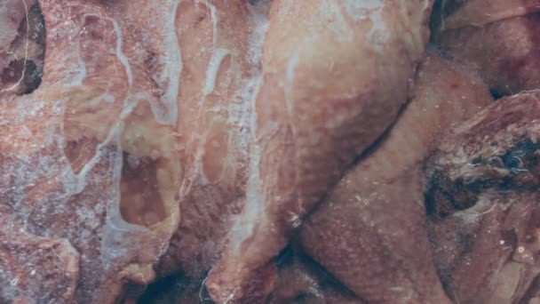 用手套把鸡腿从盒子里装进塑料袋里的特写镜头 冷冻肉类以便在家中进一步使用的过程 4K视频 有光播放 — 图库视频影像
