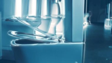 Dönen klozet. Film stüdyosu. Arka planda bir sıra tuvalet var. 4k video