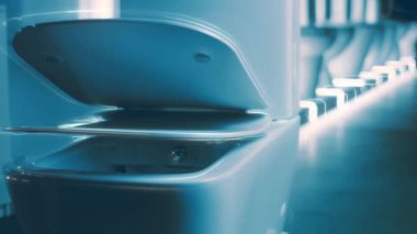 Dönen klozet. Film stüdyosu. Arka planda bir sıra tuvalet var. 4k video