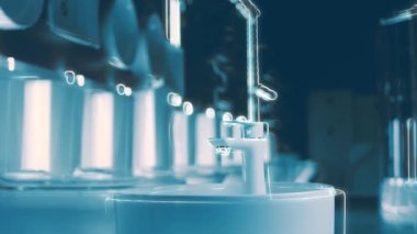 Dönen klozet. Film stüdyosu. Arka planda bir sıra tuvalet var. 4k video