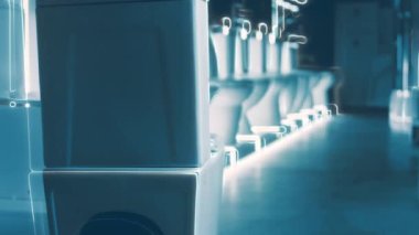 Dönen klozet. Film stüdyosu. Arka planda bir sıra tuvalet var. 4k video