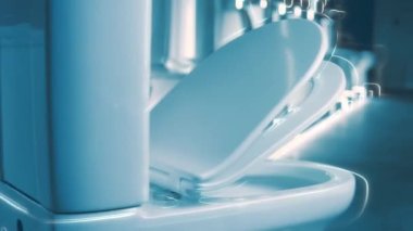 Dönen klozet. Film stüdyosu. Arka planda bir sıra tuvalet var. 4k video