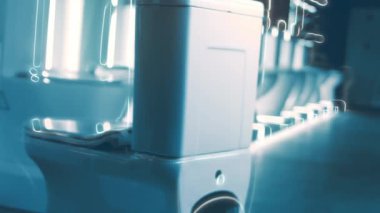 Dönen klozet. Film stüdyosu. Arka planda bir sıra tuvalet var. 4k video