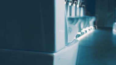 Dönen klozet. Film stüdyosu. Arka planda bir sıra tuvalet var. 4k video