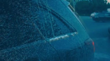 Dokunulmaz bir oto yıkamada lüks araba yıkamak. Köpüklü ve yüksek basınçlı su basınçlı sedan araba yıkıyorum. Araba yıkamada bahar temizliği..