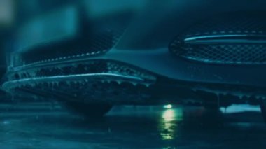 Dokunulmaz bir oto yıkamada lüks araba yıkamak. Köpüklü ve yüksek basınçlı su basınçlı sedan araba yıkıyorum. Araba yıkamada bahar temizliği..