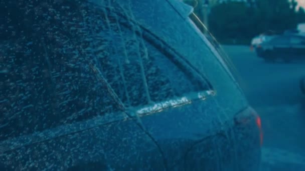 用无触地洗车洗豪华汽车 用泡沫和高压水清洗轿车 洗车时的春季清洁 — 图库视频影像