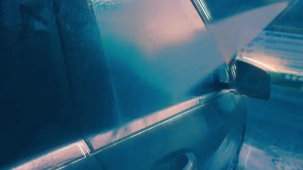 Tvätta Lyxbil Beröringsfri Biltvätt Tvättbil Med Skumplast Och Högtrycksvatten Vårstädning — Stockvideo