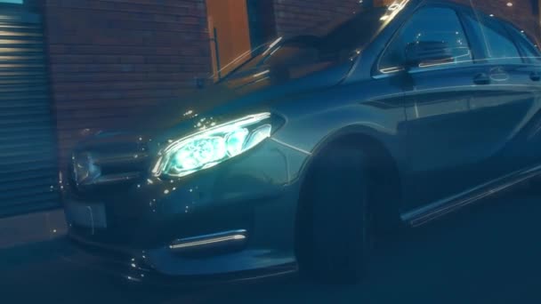 Sylwetka Pięknego Samochodu Wędzonym Ciemnym Tle Światła Samochodowe Mgle — Wideo stockowe