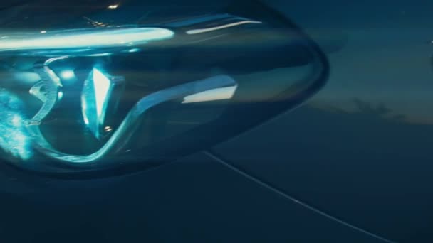 Silhouette Eines Schönen Autos Auf Dunklem Hintergrund Auto Leuchtet Bei — Stockvideo