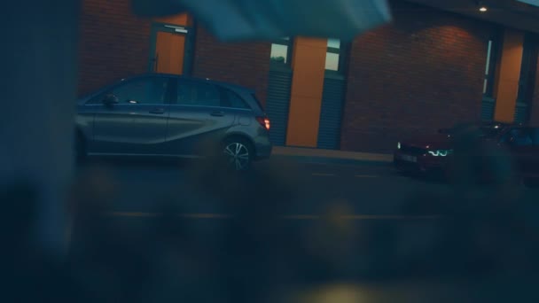 Silhouette Bella Auto Sfondo Scuro Affumicato Luci Auto Sulla Nebbia — Video Stock