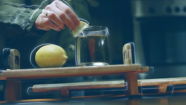 Meyve Suyuna Limon Dilimleri Koydum — Stok video