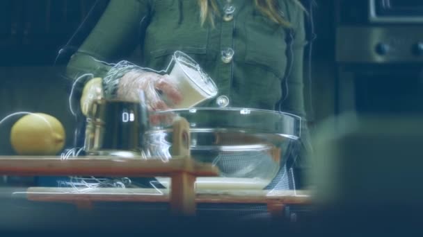 Кладу Чашку Борошна Тісто Інгредієнти — стокове відео
