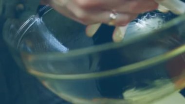 Elle hamur yoğur. 4k video.