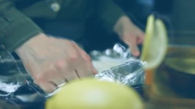 Hamuru alüminyum folyoyla pişirme tepsisine serptim..