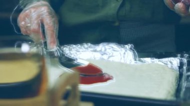 New York pizzasına domates ezmesi koydum..