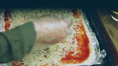 New York pizzasına mozzarella koydum..