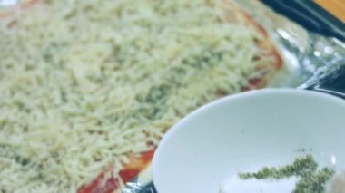 New York pizzasında kurutulmuş fesleğen..