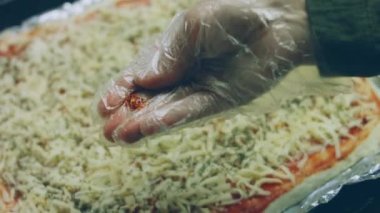 New York pizzasına biber taneleri koydum..