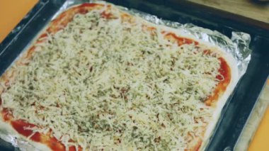 Evde New York usulü pizza yapmak.