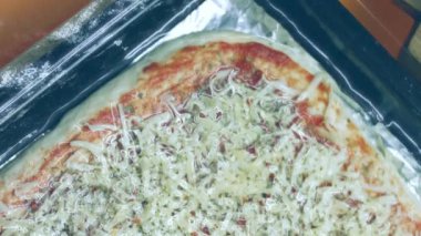 New York pizzasına domates ezmesi koydum..