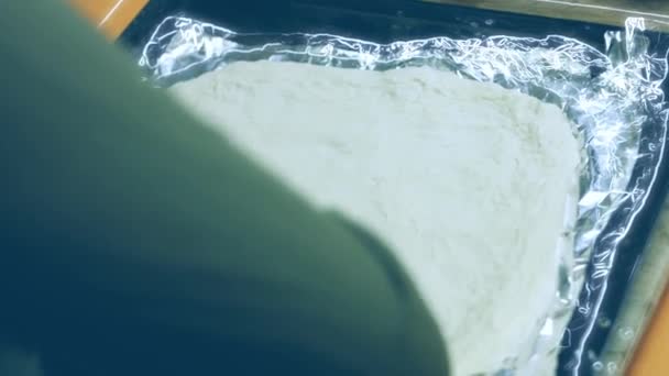 Rozłożyłem Ciasto Tacy Pieczenia Folią Aluminiową — Wideo stockowe