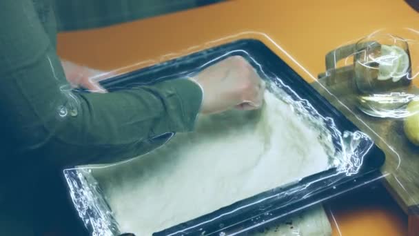 Aku Menyebarkan Adonan Pada Baking Tray Dengan Aluminium Foil — Stok Video
